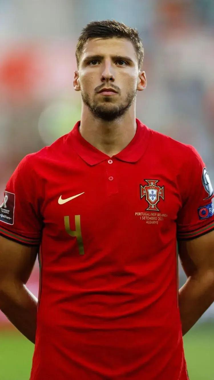 鲁本-迪亚斯将伤缺4-6周(曼城铁卫腿筋受伤将缺席4-6周,球迷:葡萄牙