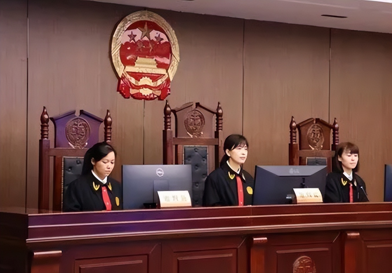 2020年，四川21岁小伙酒后手刃生父：母亲为其顶罪，邻居联名求情