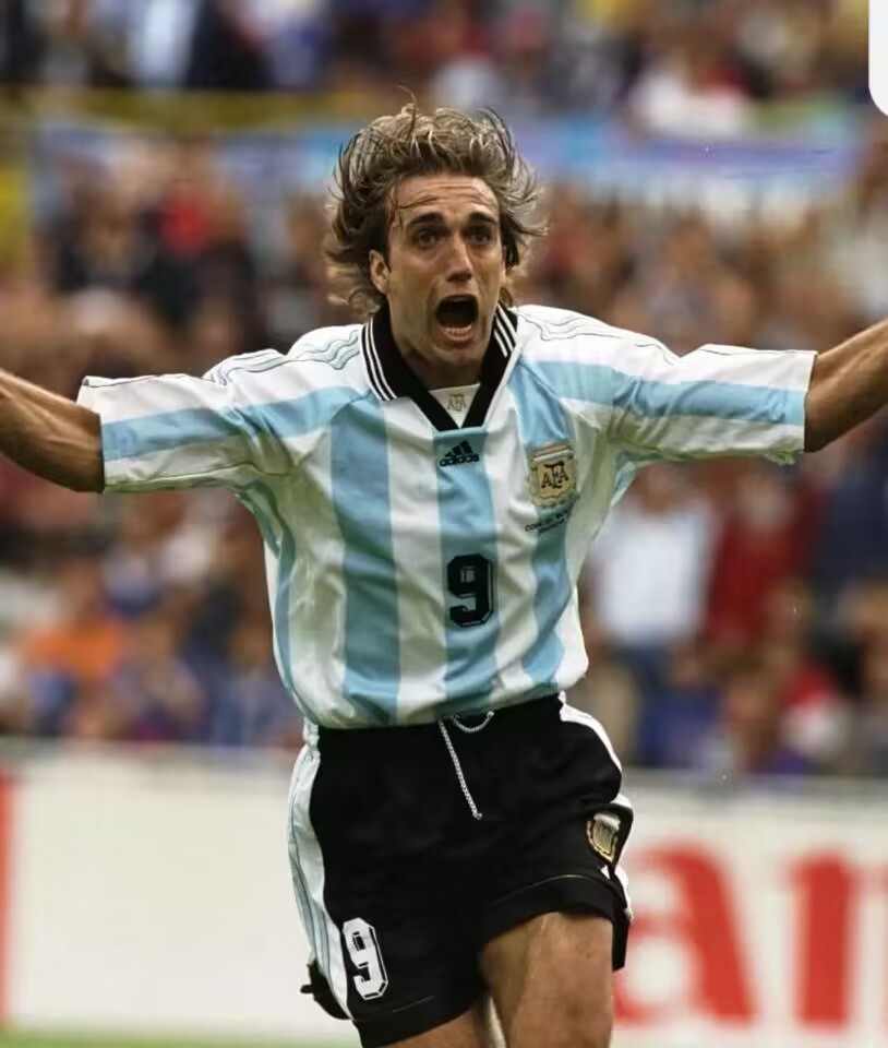 阿根廷著名的足球运动员（阿根廷队史十佳球员：三大球王领衔，迪马利亚够格吗？阿圭罗呢？）