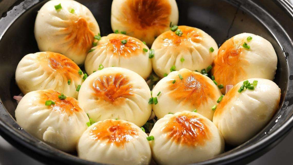 分别是河南开封的灌汤小笼包,山东水煎包,江苏蟹黄包,上海生煎包,你