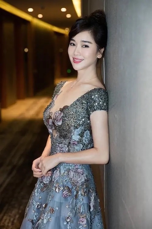 左小青太风情万种了,身材**,气质迷人,是多少男人的梦中情人