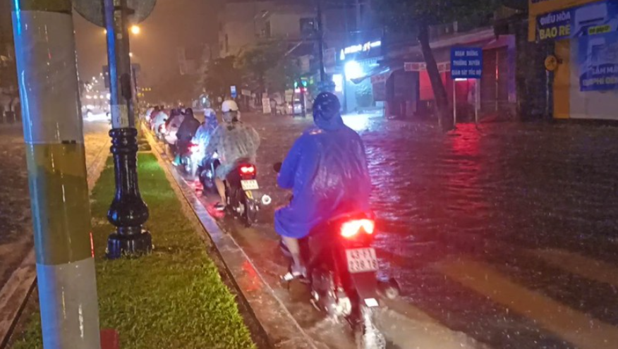 越南中部多個地區遭遇泥石流 3人被卷走 1人仍在失蹤 天天看點