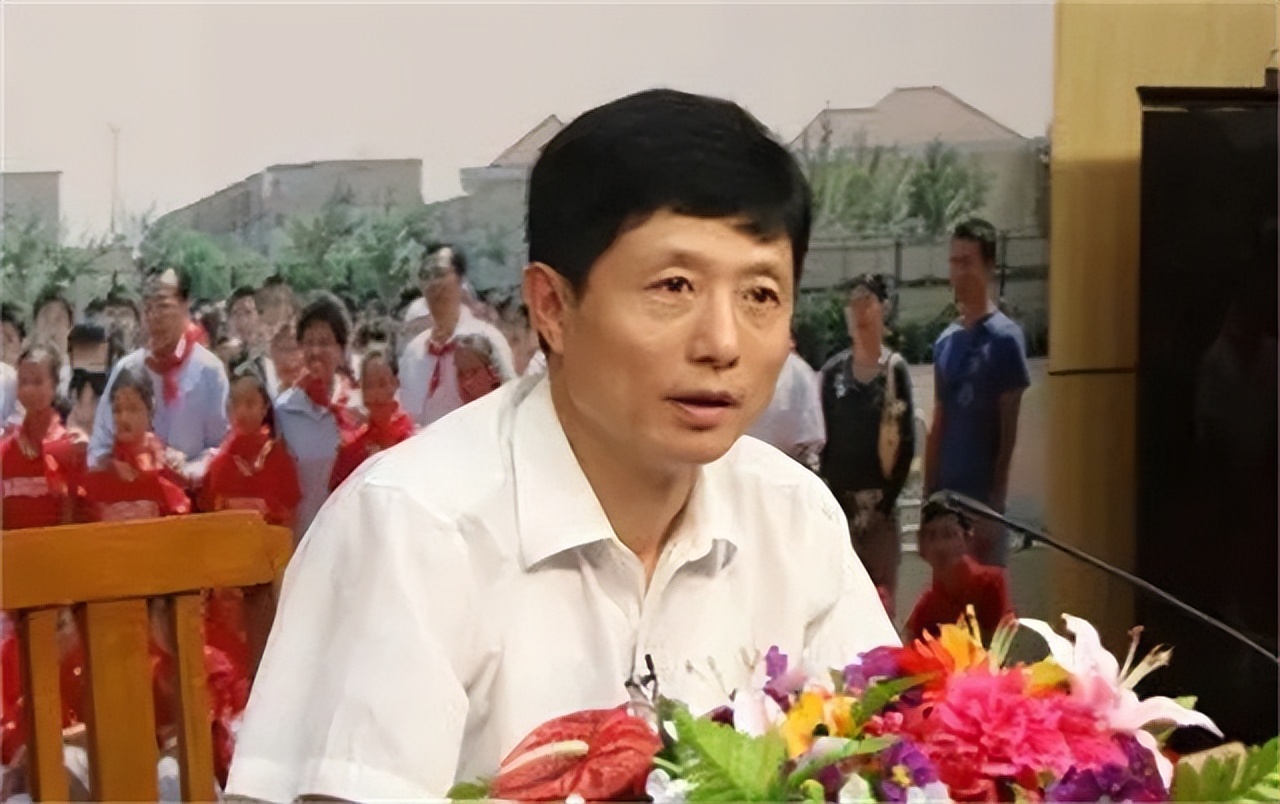 2014年艾跃进确诊胃癌，胃部被切掉4分之1，仍不愿意离开讲台