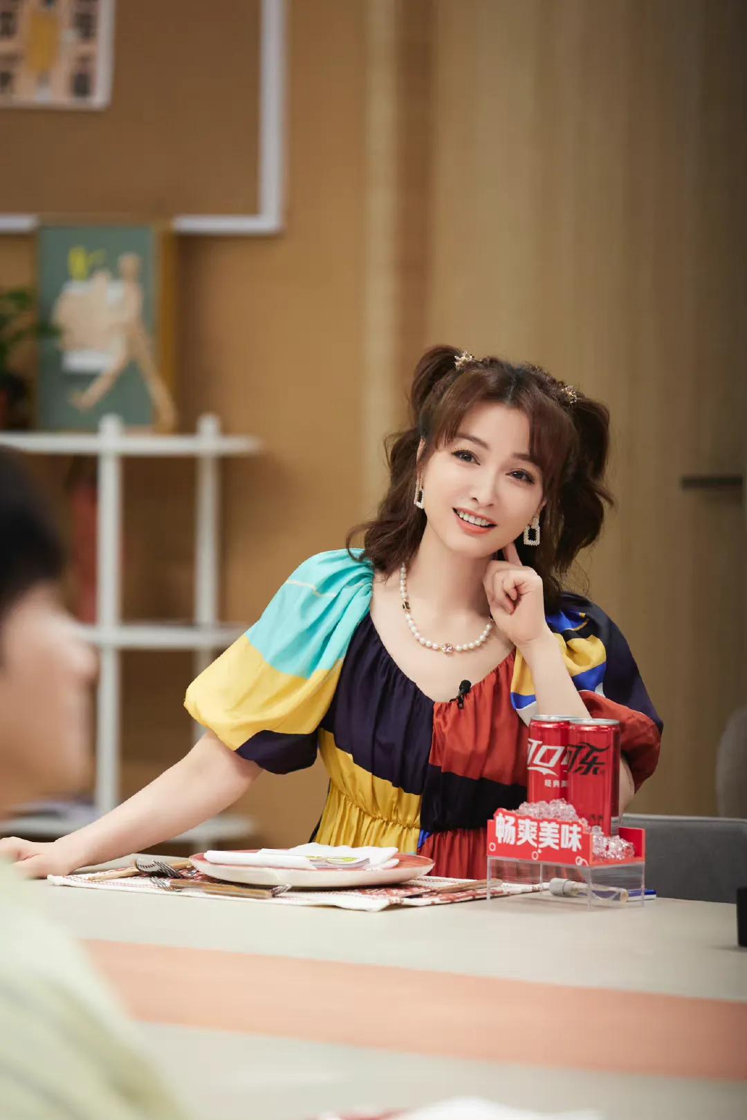 吴昕近期参加综艺穿搭