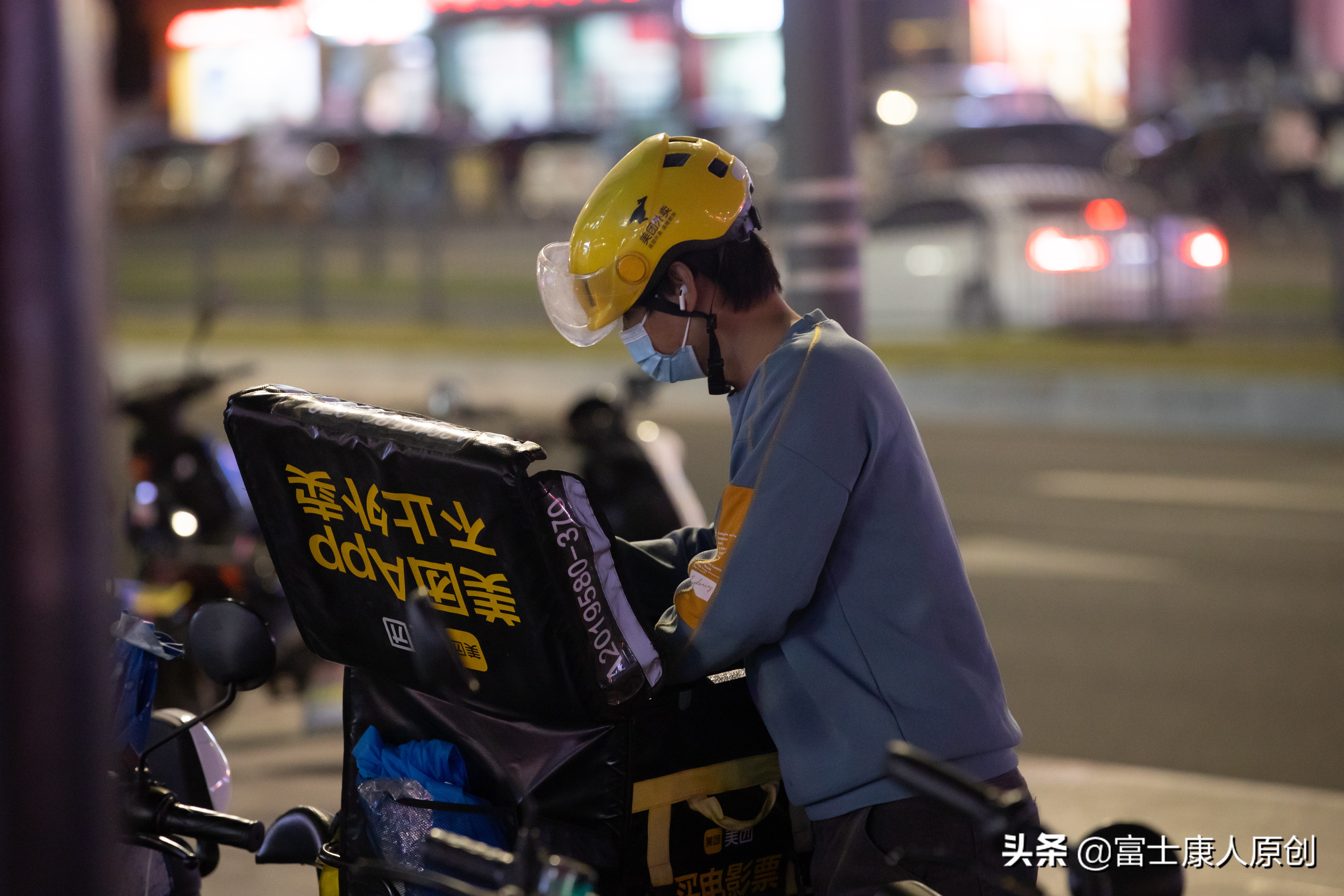 揭露骑手真实生活：富士康小伙兼职送外卖4年，起早贪黑多挣两千