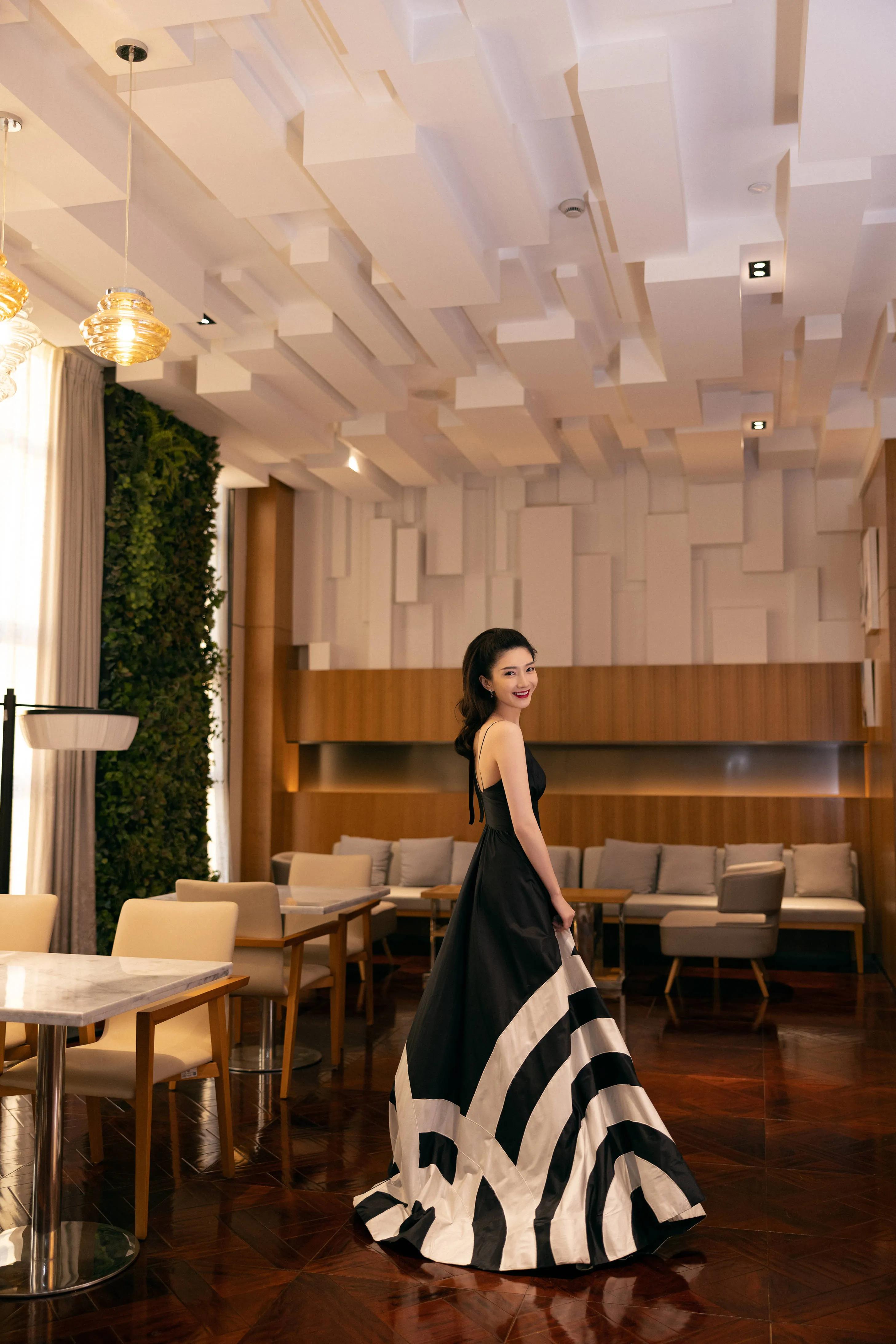 江疏影｜黑色是浪漫是典雅｜美图