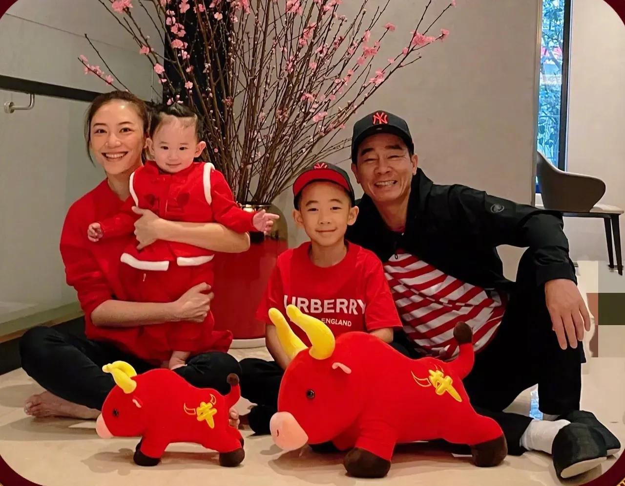 陈小春应采儿带大儿子出游，一家三口全程超欢乐，Jasper长高不少