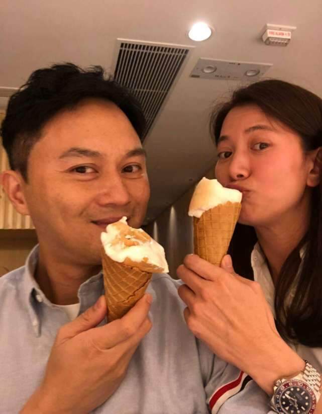 甜齁！张智霖袁咏仪庆祝结婚21周年，老夫老妻亲密依偎宛如热恋