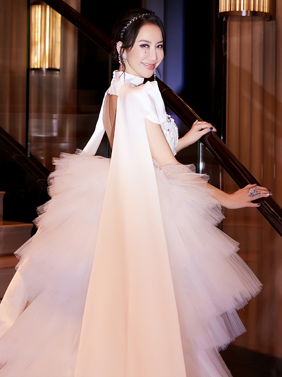 《声生不息》新舞台，李玟穿婚纱唱《天若有情》，致敬刘德华电影