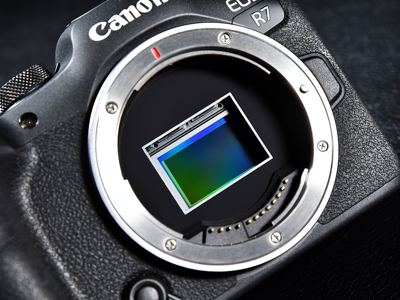 佳能EOS R7评测：全能的便携微单相机