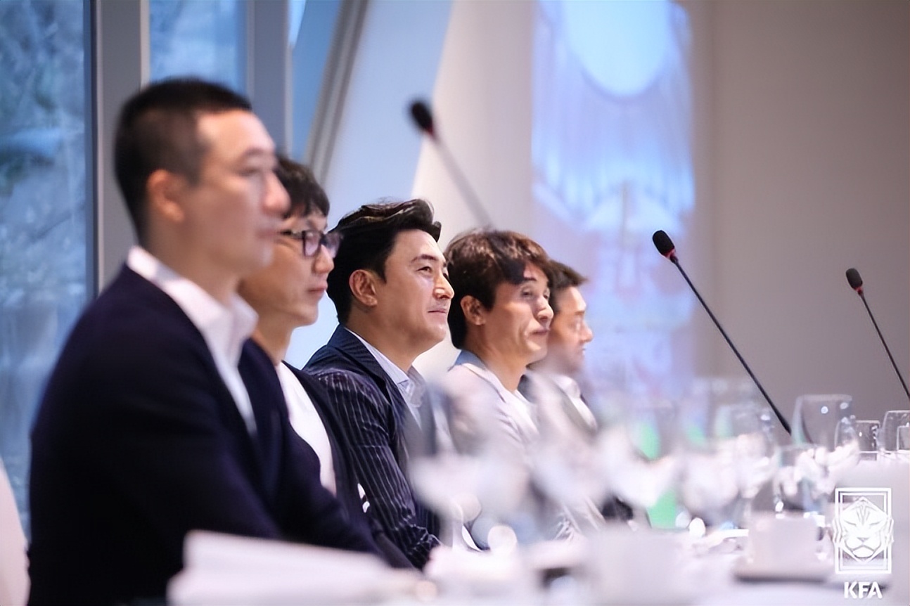 世界杯对阵列表图2002（韩国02世界杯将帅齐聚！希丁克变化太大 昔日核心左眼失明+已去世）