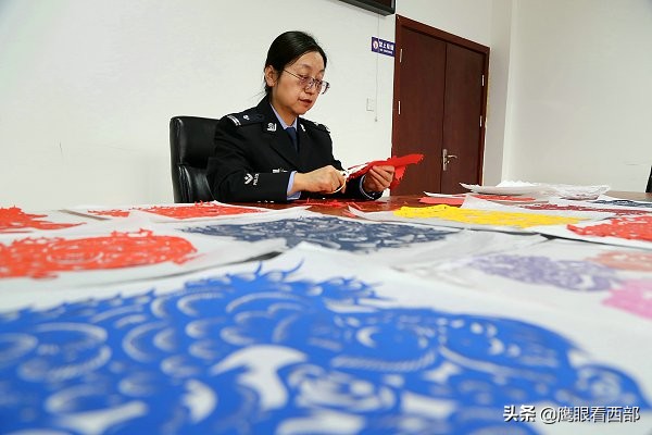 「摄影报道」甘肃平凉：传承非遗文化“生肖剪纸”迎新年