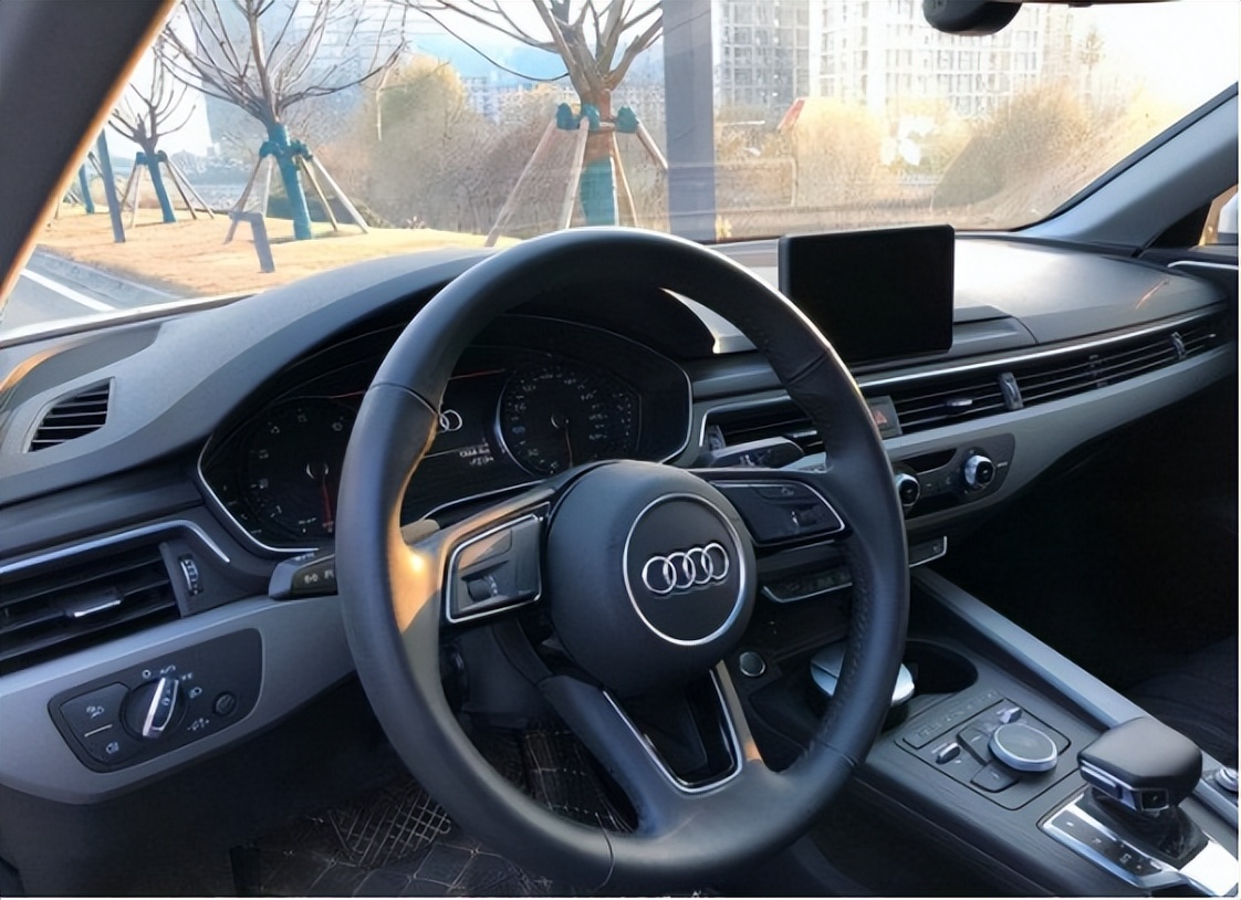 奥迪A4L是豪车？老司机笑了：凯迪拉克CT5才是真豪华