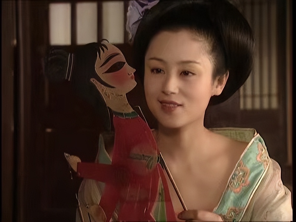 “尖嘴猴腮”别硬演公主，这8位女星告诉你，什么才叫金枝玉叶