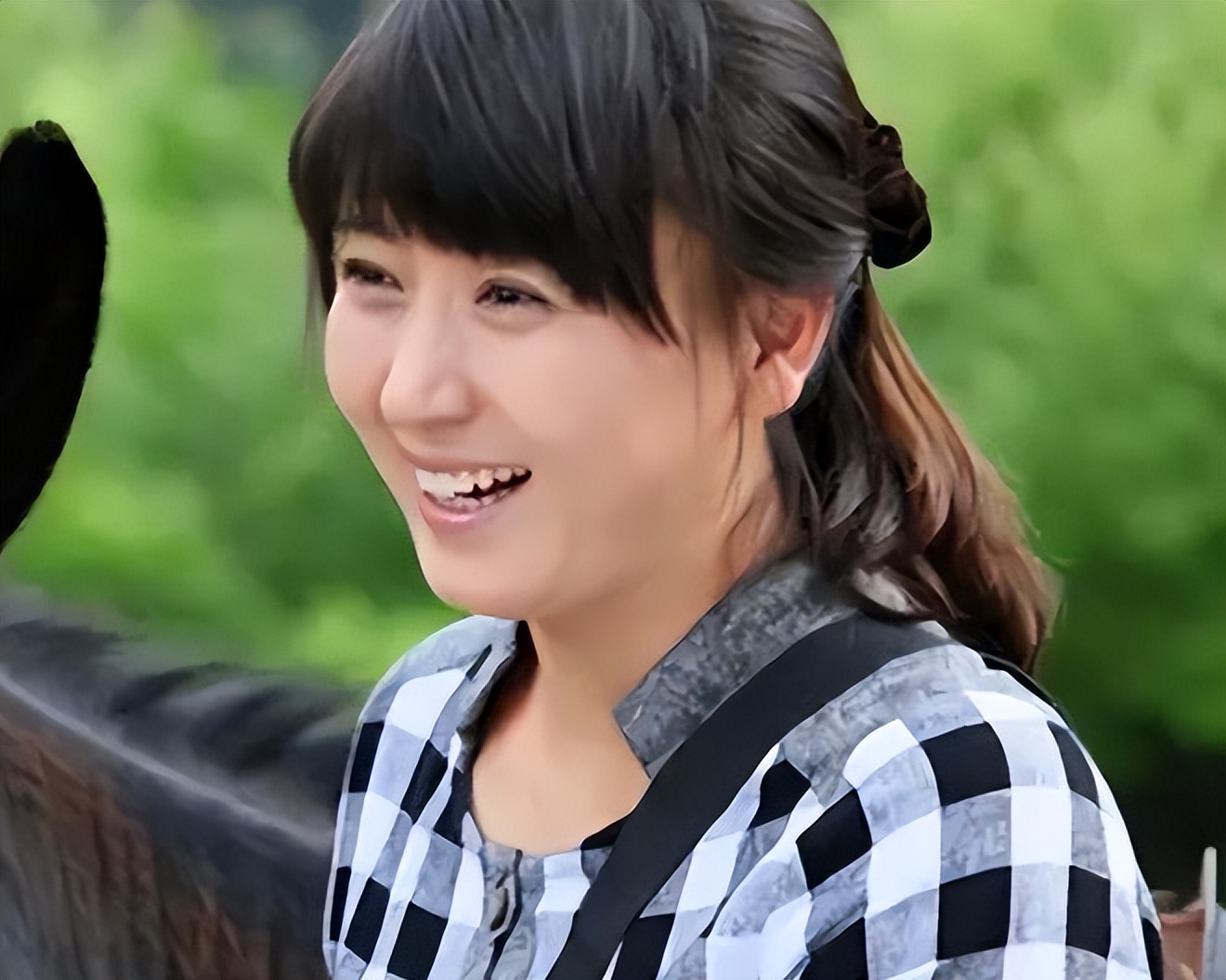 闫学晶:二婚嫁大10岁富商,不甘当后妈45岁生女,一家三口惹人羡