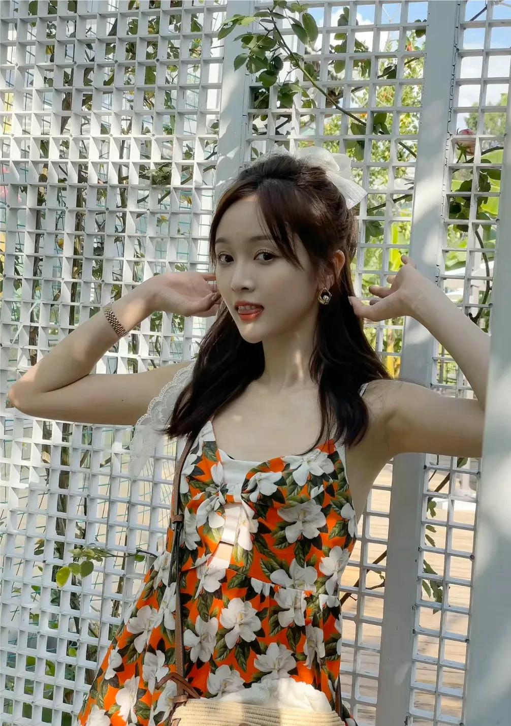 明媚阳光下，吴宣仪身穿小吊带裙，光芒万丈迷人眼呀