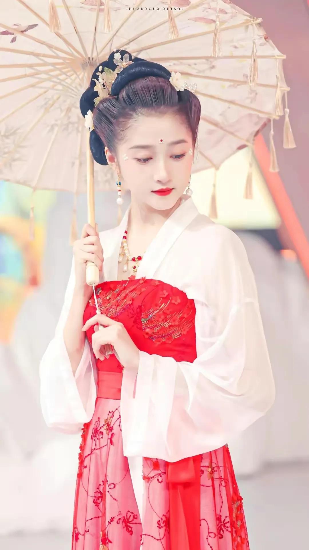 关晓彤古装：淡紫胭红，小家碧玉，温婉动人，尽是小女儿姿态