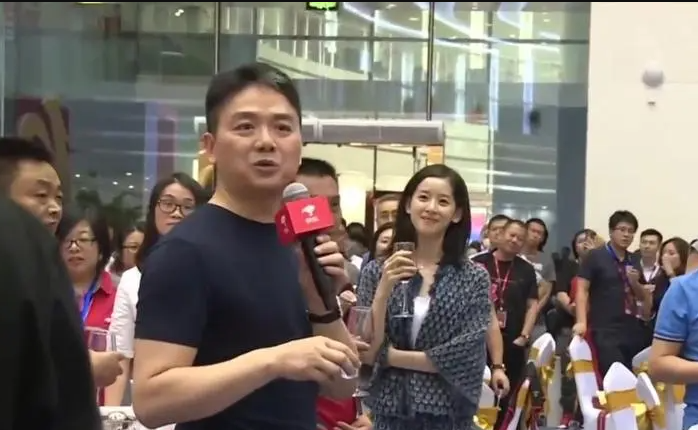 刘强东年轻时的照片，这穿着看了让人心酸，白手起家不容易