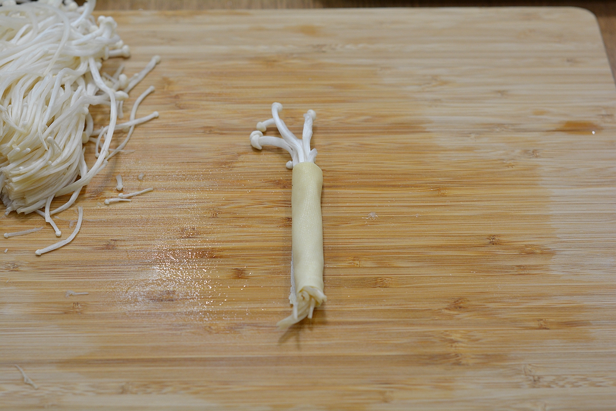 这道清蒸金针菇清香脆嫩，上学娃和中年男人可常吃，几分钟出锅