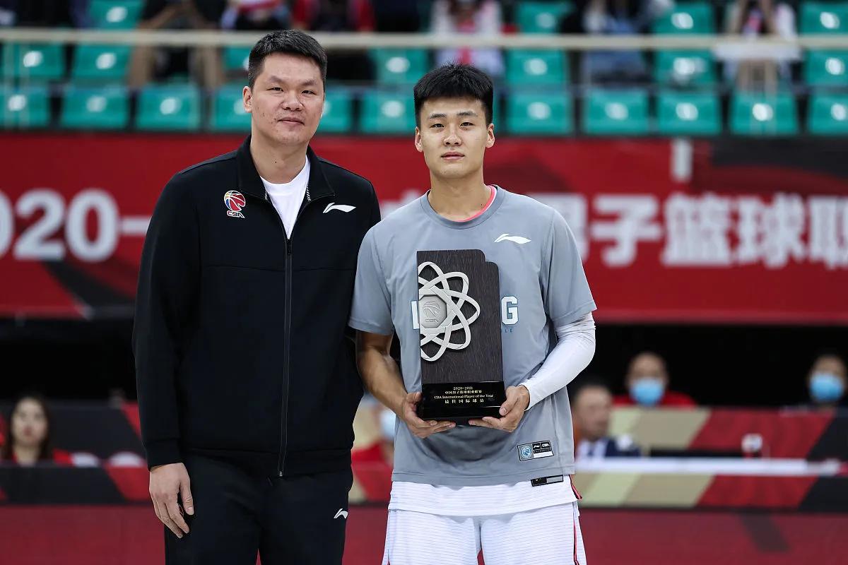 cba球员年薪（广东队球员年薪被曝，二飞最大争议，徐杰年薪暴涨，赵睿降薪留队）