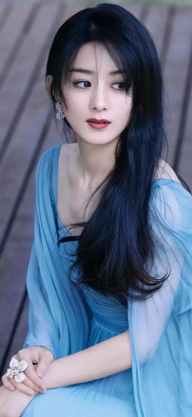 女星赵丽颖—巧笑嫣然，淡妆点缀，瓷肌红唇，漂亮的不像话