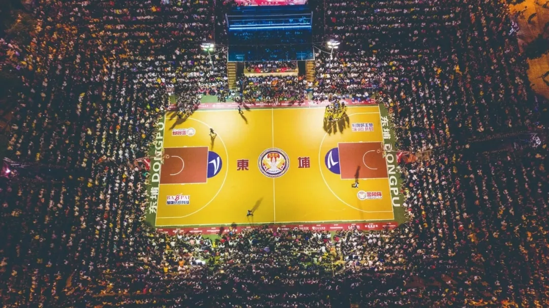 cba球场哪个像nba(砸400万，请NBA球星打球！中国最山寨比赛，凭啥火爆小县城？)