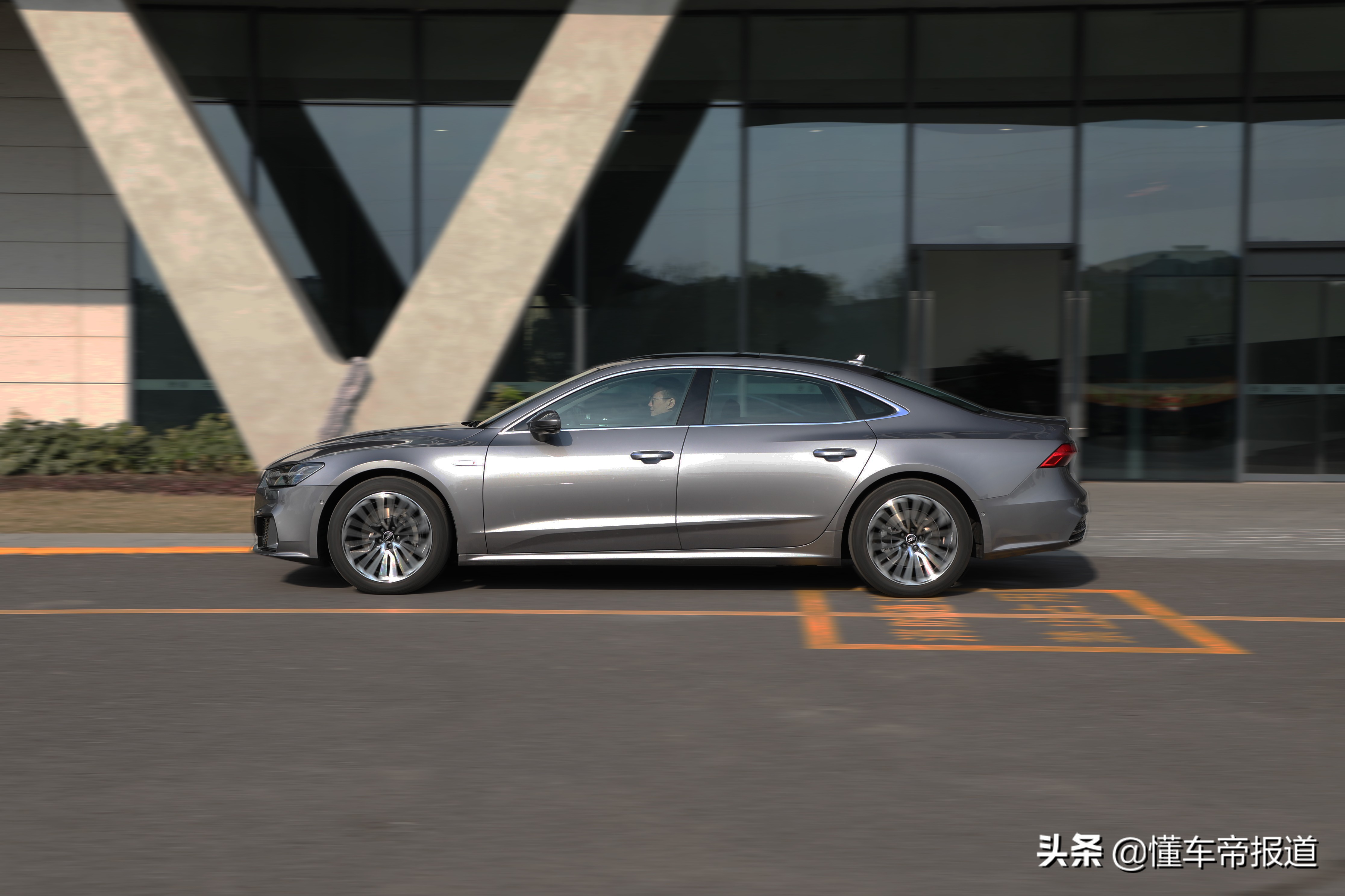 试驾 | 还在考虑5系、A6L、E级？上汽奥迪A7L 45TFSI四驱“真香”