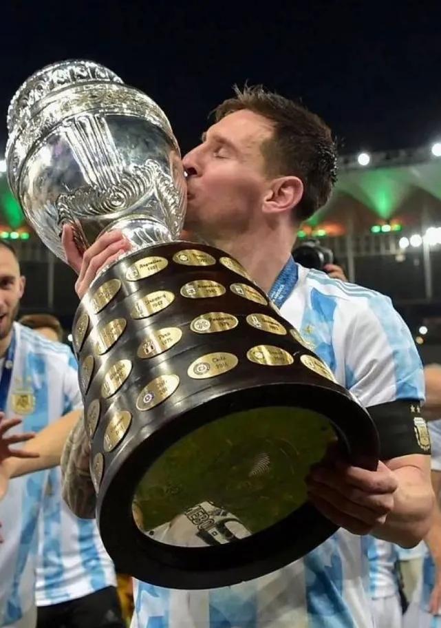 欧洲杯足球赛决赛什么时候（7月10日，C罗夺得欧洲杯，梅西夺得美洲杯，谁的冠军成色更足）