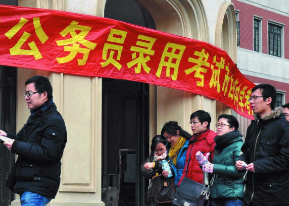 大学生考公有喜讯，符合条件有机会直接成为公务员，无需参加国考