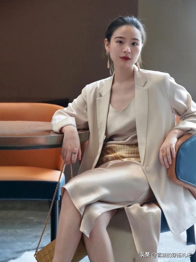 皮肤偏黑适合穿什么颜色的衣服（皮肤偏黑适合穿什么颜色的衣服橘黄色）-第14张图片-科灵网