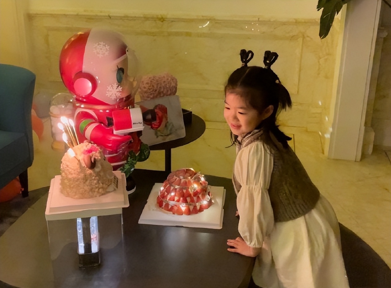 章子怡晒儿女种菜，醒醒晒黑弟弟长高，汪峰视角下子怡素颜罕曝光