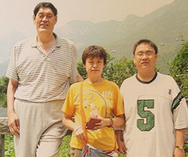 穆铁柱为什么不能去nba(2008年穆铁柱病逝，儿女都是正常身高，都没有继承父亲的事业)