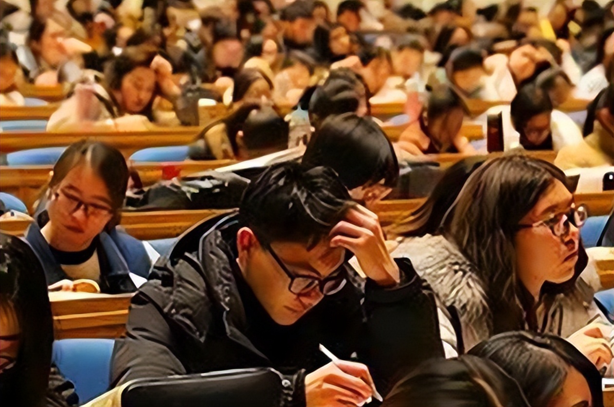 家长举报怀孕老师穿“透视装”，老师被处分，学校处理结果惹争议