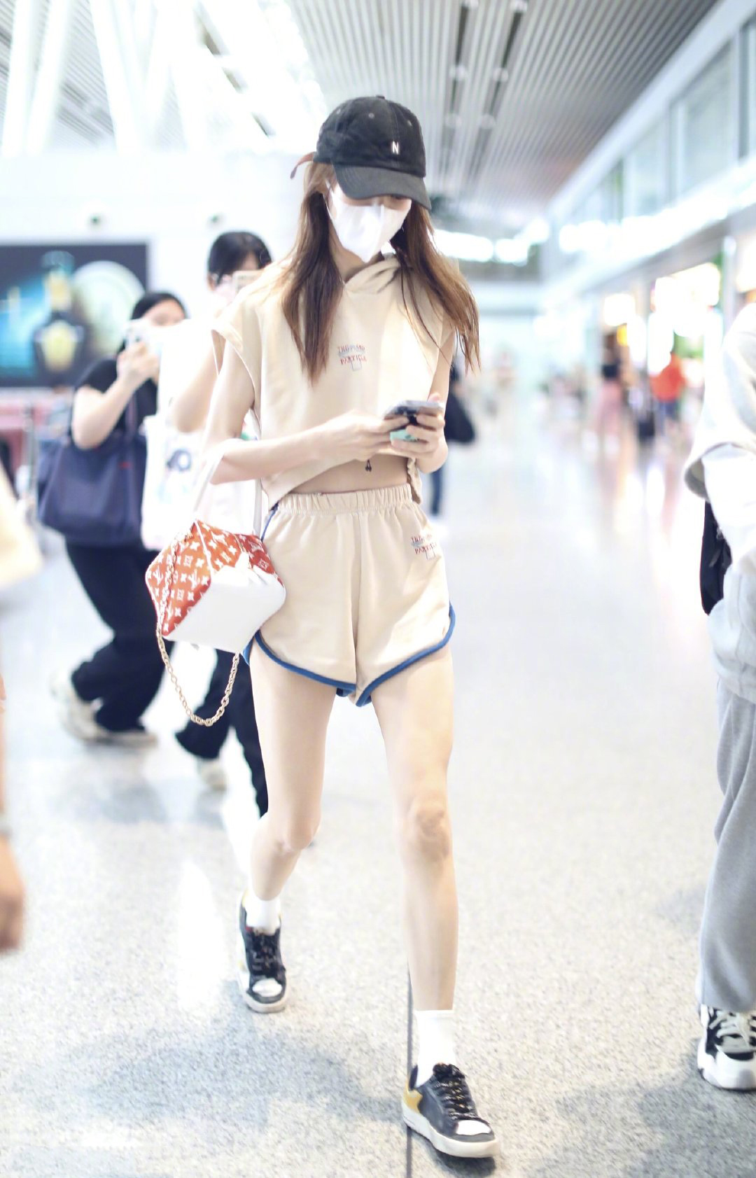 行走的衣架子！金晨身着休闲运动套装走机场，露脐装差点撑不起来