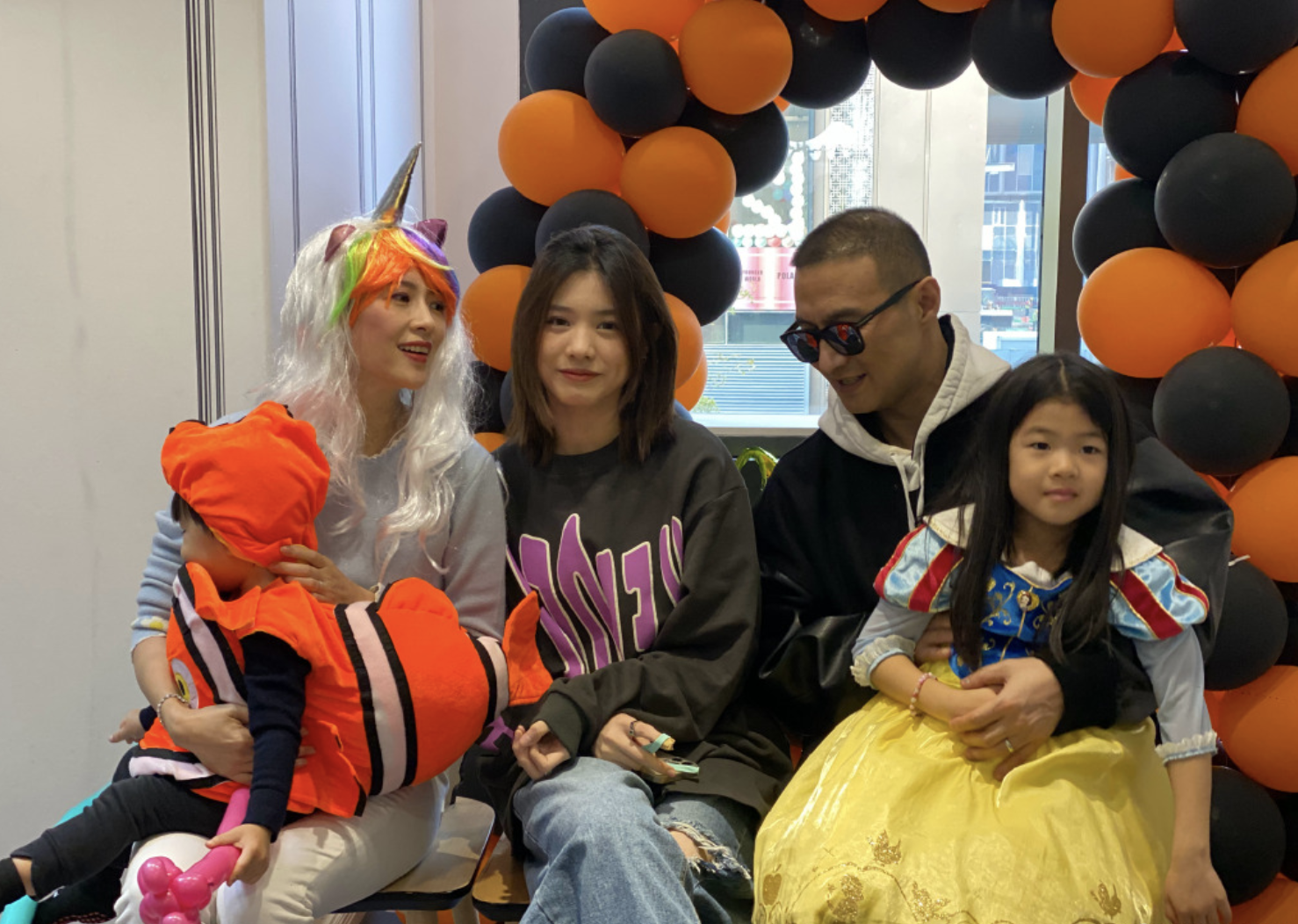 章子怡带儿女出游，与醒宝坐海盗船，弟弟神似姐姐，两位保姆同行