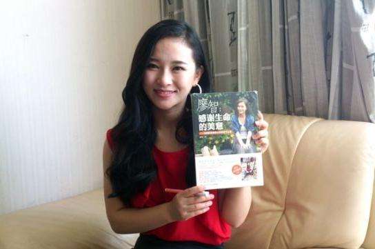 她在地震中失去双腿，6年后嫁华裔高学历老公，儿女双全成功逆袭