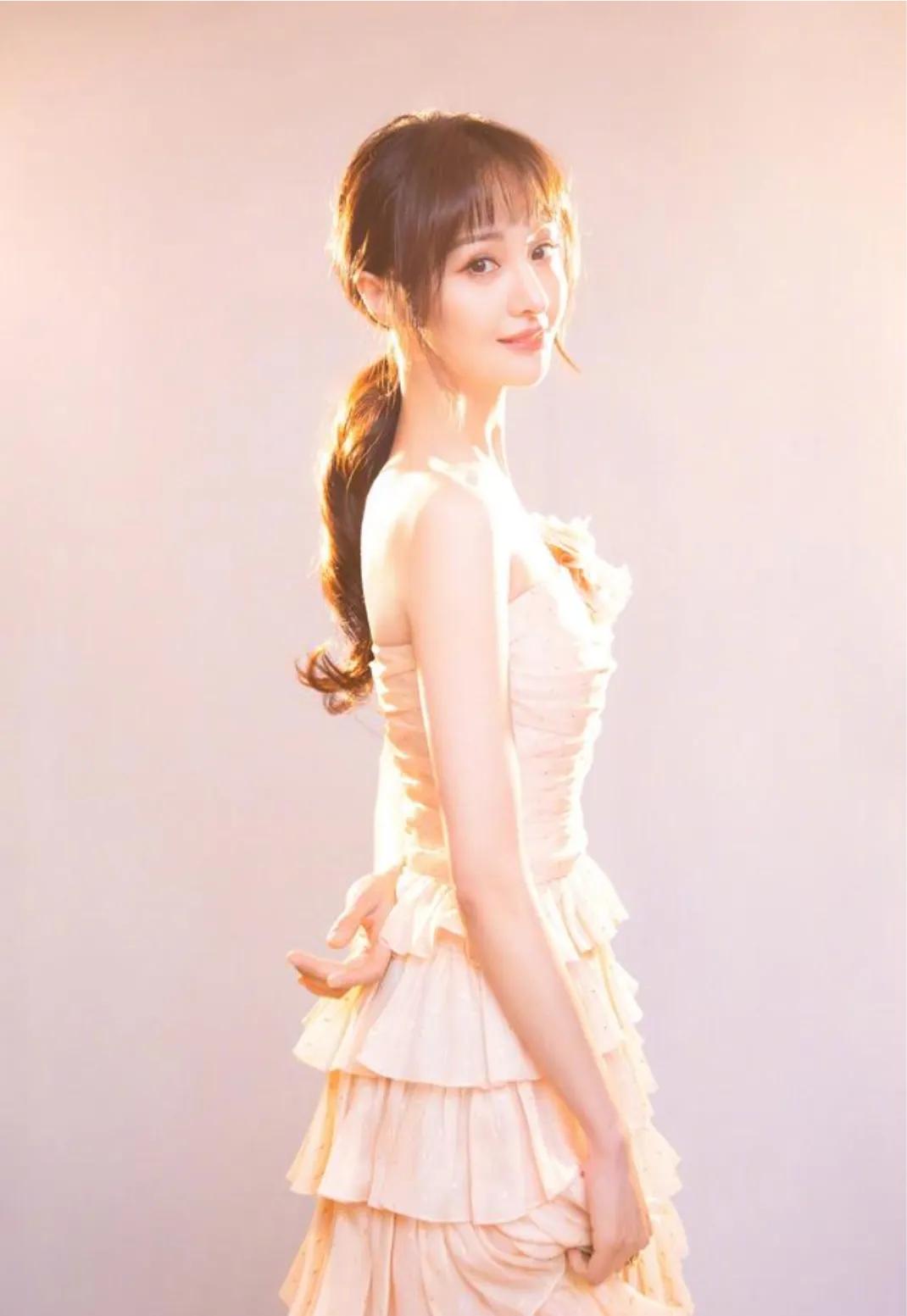 郑爽穿蛋糕裙惊艳国剧盛典，蝴蝶背和直角肩被网友夸赞：爱了