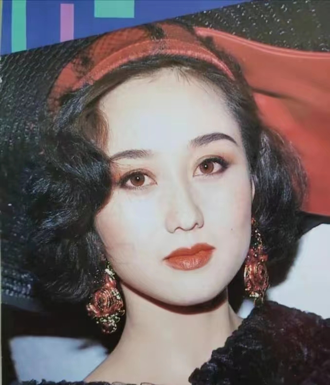 李连杰87岁岳父罕露面!定居内地精神矍铄,头发稀疏长相神似利智