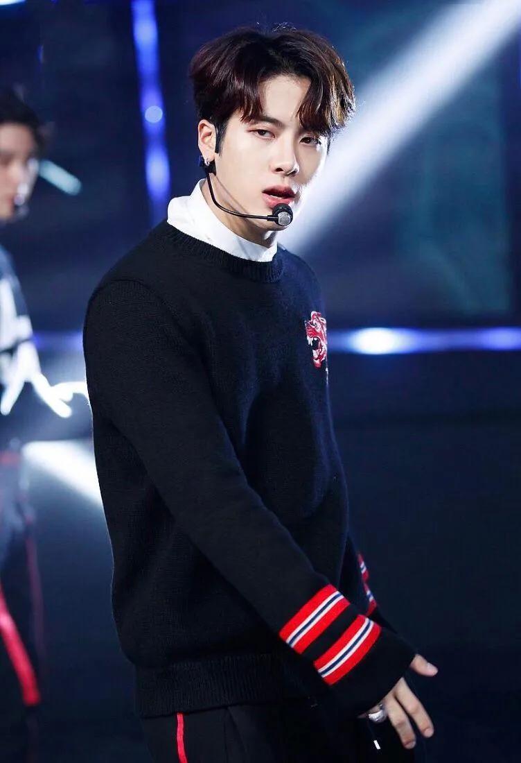 在事故发生后,王嘉尔被送到医院检查,之后带着腰伤完成了接下来的演唱