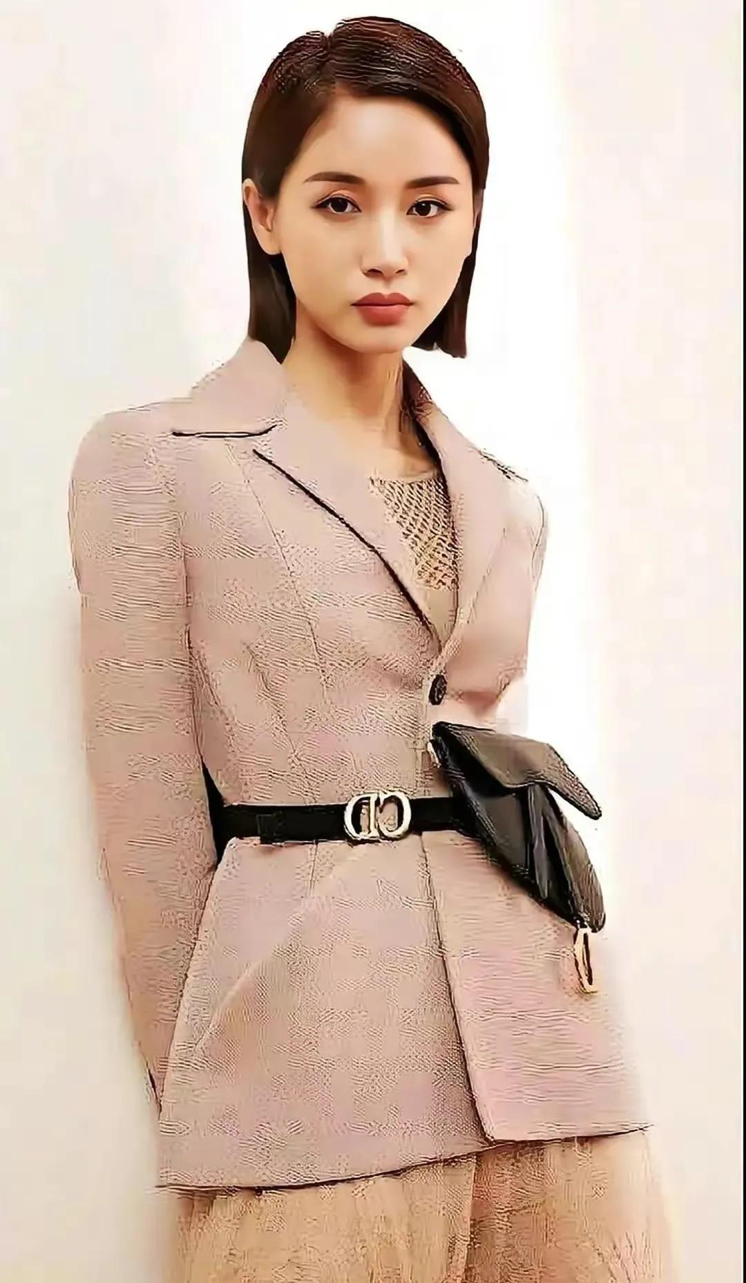 王子文气质迷人