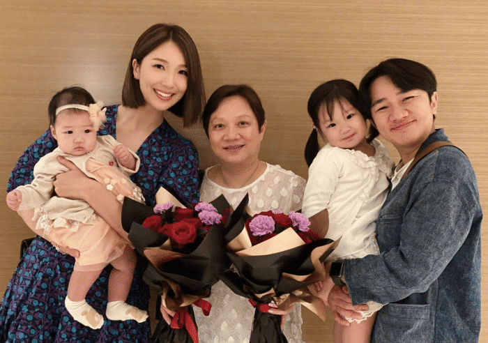 李亚男晒母女三人温馨同框，王祖蓝视角下神态温柔，二胎颜值飙升