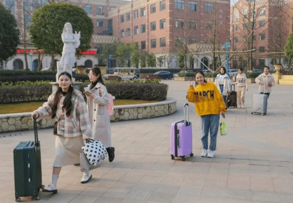 2021年各大学校放假时间出炉，假期时间或将延长，学生不喜反忧