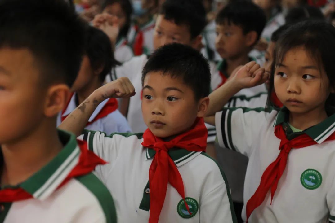 天府新区煎茶小学举行“童心向党，筑梦未来“一年级入队仪式