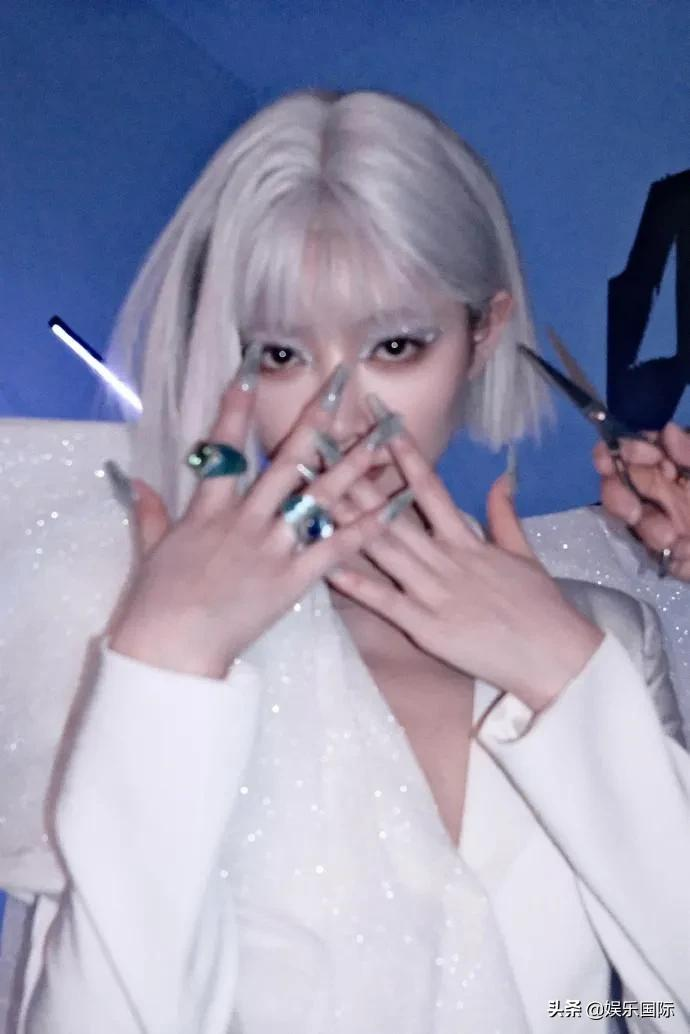 许佳琪抹胸裙秀香肩 夸张眼妆搭银发好吸睛