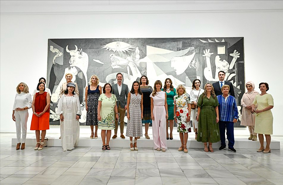 西班牙太太团聚餐(太太团合影布里吉特站最边上!