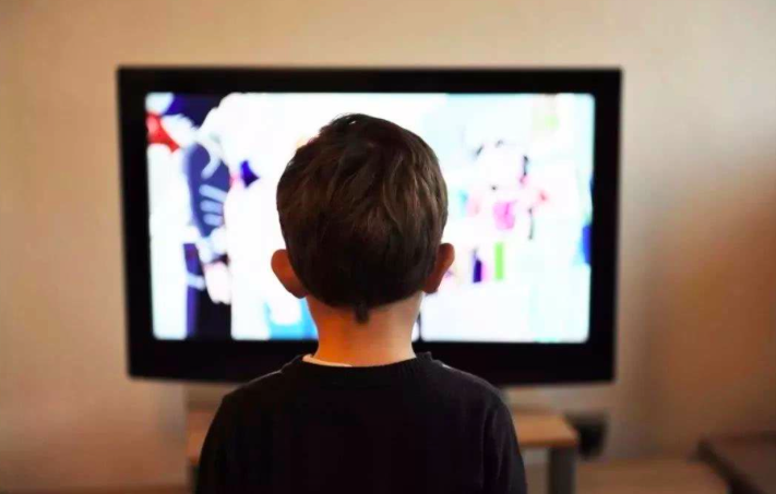 要不要阻止孩子看电视？这篇文章给出不一样的答案