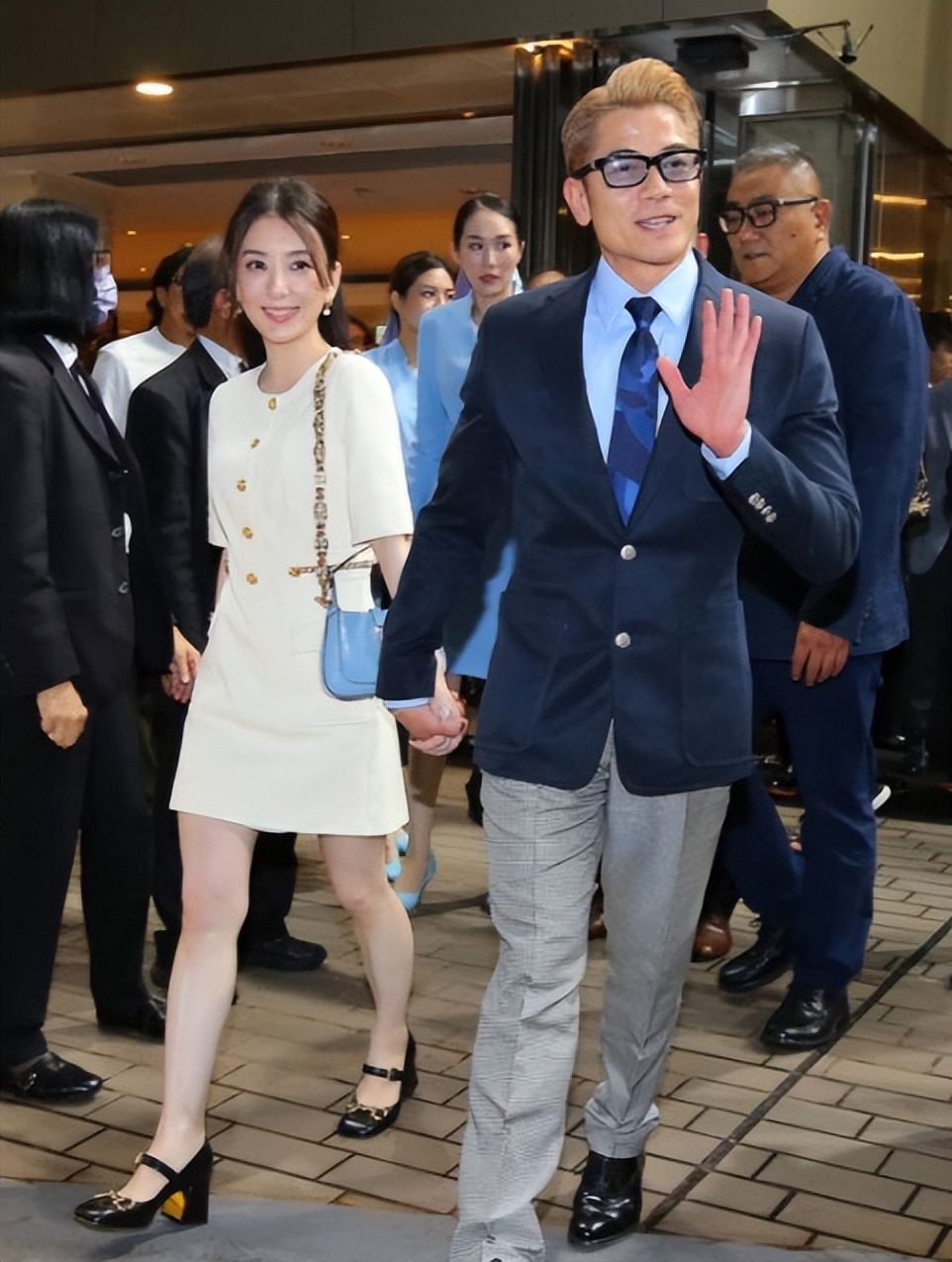 郭富城:赛马夺冠兴奋搂娇妻,恩爱惹人羡,明白熊黛林输的原因了