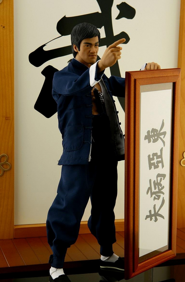 其实这是个堪称变革性的创新,在那之前,港产武侠片(剧)始终重复着江湖