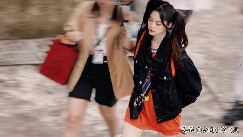 《萌探2》欧阳娜娜COS小丑女 扎红色挑染双马尾可爱