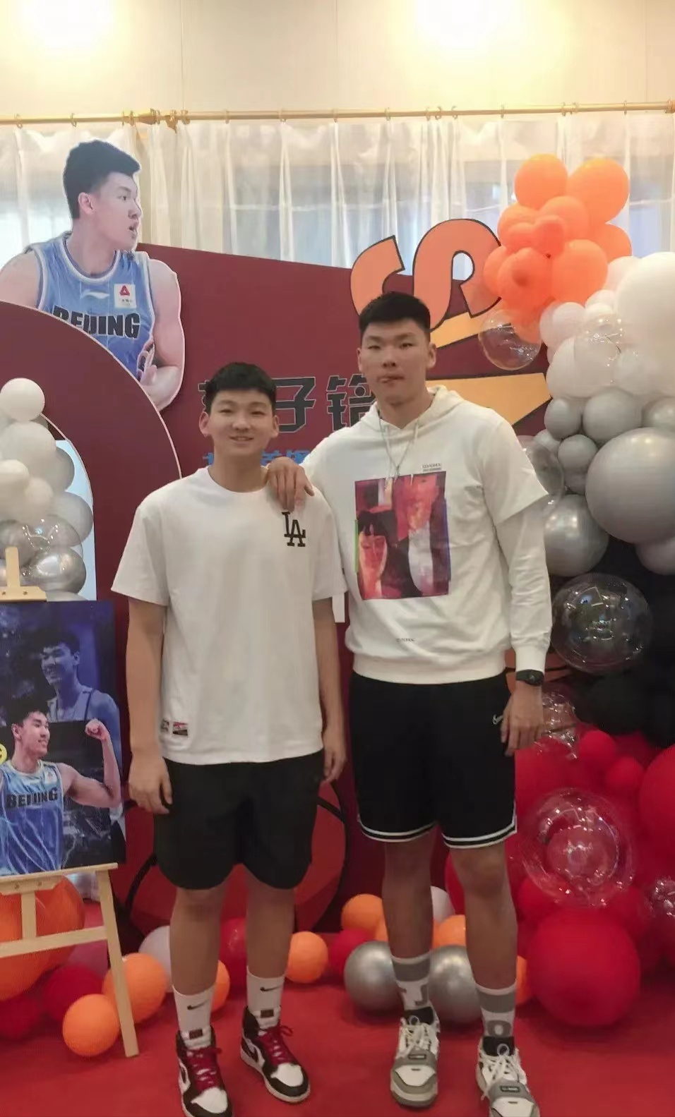 范子铭的弟弟范子宏今年13岁,其身高已经达到195cm,在球场上司职内线